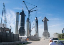 Спочатку Техас, потім Марс: Ілон Маск створив окреме місто для SpaceX зі своєю золотою статуєю по центру