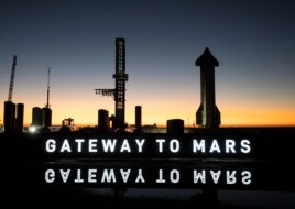 Спочатку Техас, потім Марс: Ілон Маск створив окреме місто для SpaceX зі своєю золотою статуєю по центру