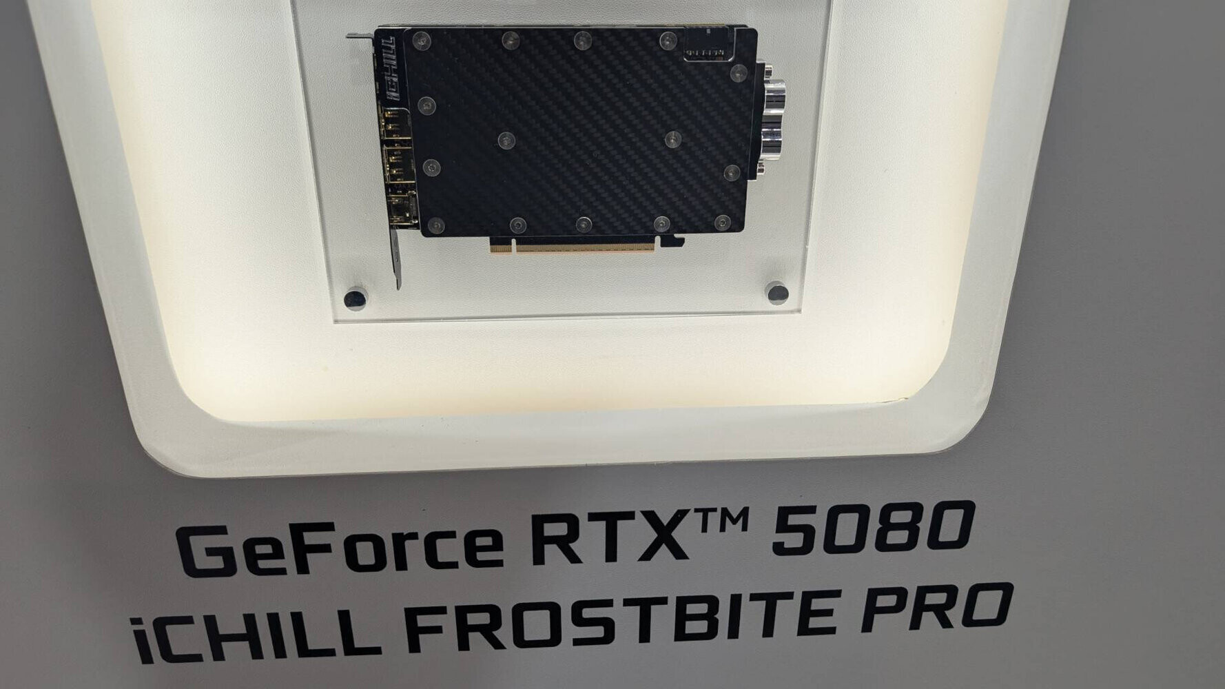 Inno3D показала NVIDIA RTX 5090 і 5080 на один слот – як це можливо