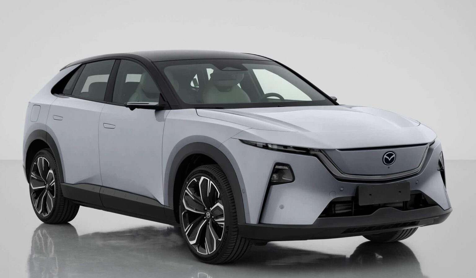 Електрокросовер Mazda EZ-60 отримав компонування «сендвіч», 255 к.с. потужності й 26,45-дюймовий дисплей