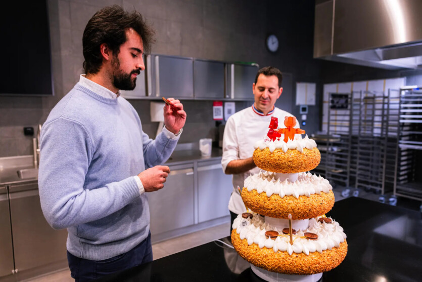 Scientists have created a roboсake with edible batteries and moving teddy bears
