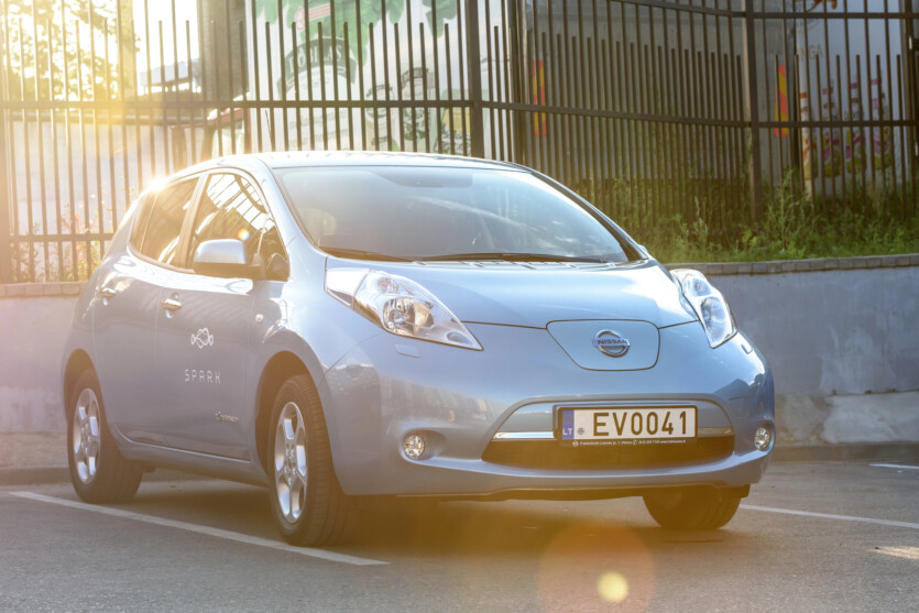 Ютубер установил новую батарею в Nissan Leaf и удвоил запас хода