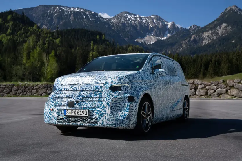 Electric minivan Mercedes VLE covered 1100 km from Stuttgart to Rome