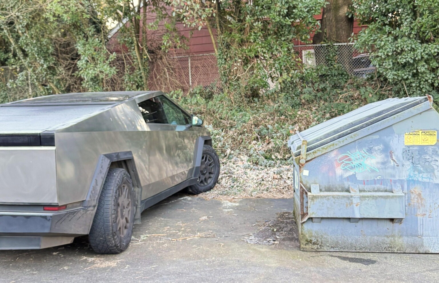 Співзасновник розкритикував Tesla — дорогі авто, Cybertruck схожий на сміттєбак