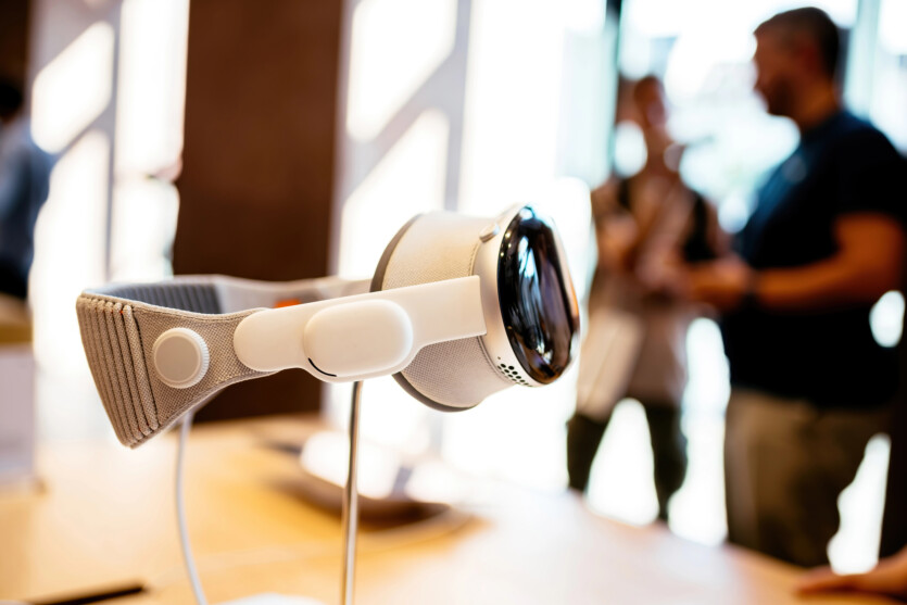 Apple accuses Vision Pro engineer of stealing «thousands of documents» — before leaving for competitors