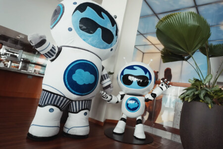 «Штучний інтелект виконує до 50% роботи Salesforce», — CEO Марк Беніофф