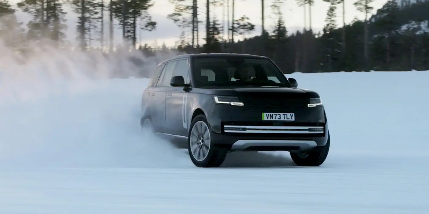 Range Rover готує перший електропозашляховик — Bentley-комфорт, 542 к.с. та 118 кВт•год