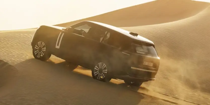 Range Rover готує перший електропозашляховик — Bentley-комфорт, 542 к.с. та 118 кВт•год