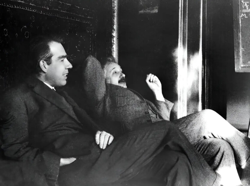 Niels Bohr defeated Einstein: scientists created a diffraction grating of «frozen» atoms that scatter photons one by one