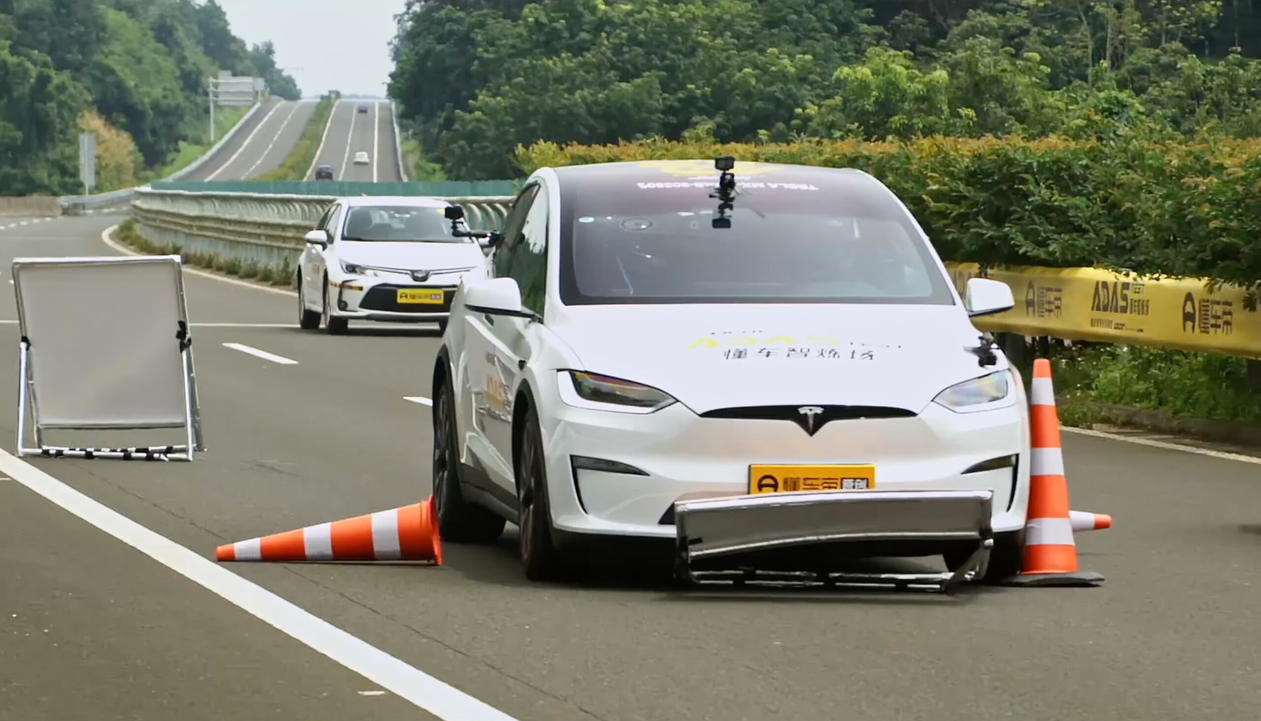 Tesla виявилася кращою — 216 аварій у масштабному тесті систем автономного водіння