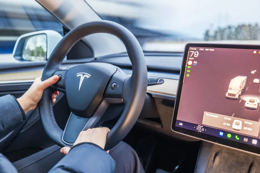 Ілон Макс анонсував нову систему автономного водіння Tesla, покращену у 10 разів