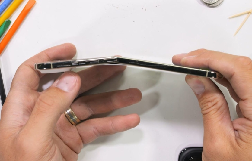 Суперник Nokia 3310? Apple iPhone Air витримав тиск у 100 кг — ледь тріснув, але лишався робочим