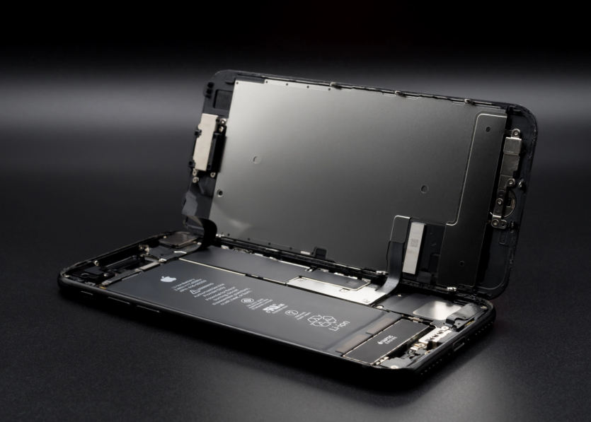 Apple оприлюднила ціни ремонту iPhone 17: скло за $159 та "інше" за $799