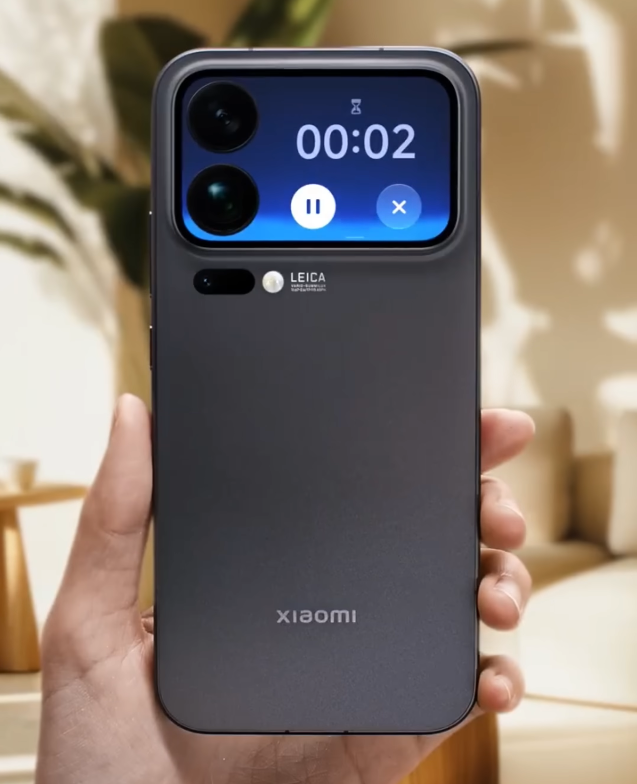 CEO Лу Вейбін порівняв Xiaomi 17 Pro Max та варіант Apple: відео демонструє селфі, виклики та інші функції другого екрана