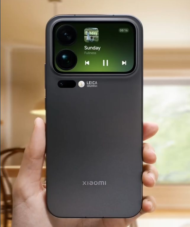 CEO Лу Вейбін порівняв Xiaomi 17 Pro Max та варіант Apple: відео демонструє селфі, виклики та інші функції другого екрана