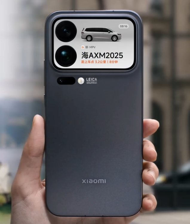 CEO Лу Вейбін порівняв Xiaomi 17 Pro Max та варіант Apple: відео демонструє селфі, виклики та інші функції другого екрана