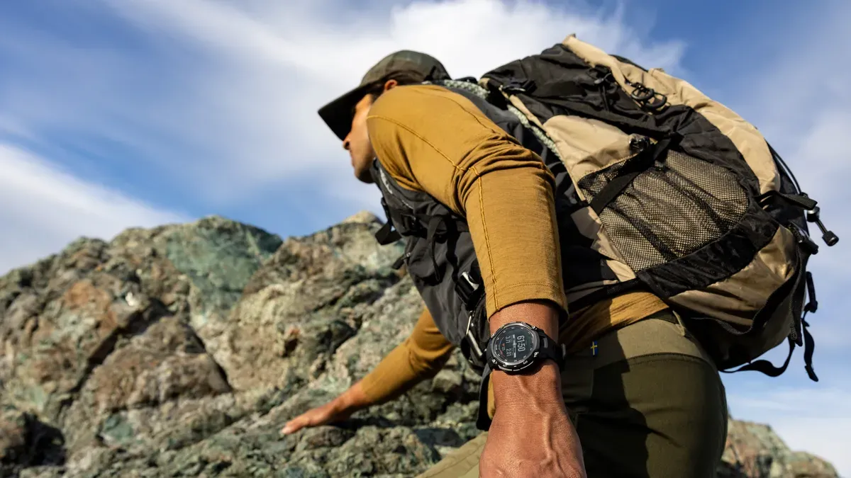 Вийшов оновлений Garmin Instinct Crossover: гібридник годинник з AMOLED і "військовою" версією за ціною від $650