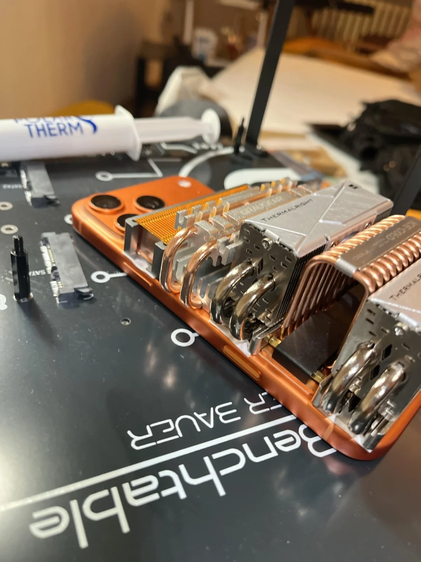 Модер обліпив iPhone 17 Pro Max радіаторами SSD: на 20% краща стабільність у 3D Mark та Apple ProRes