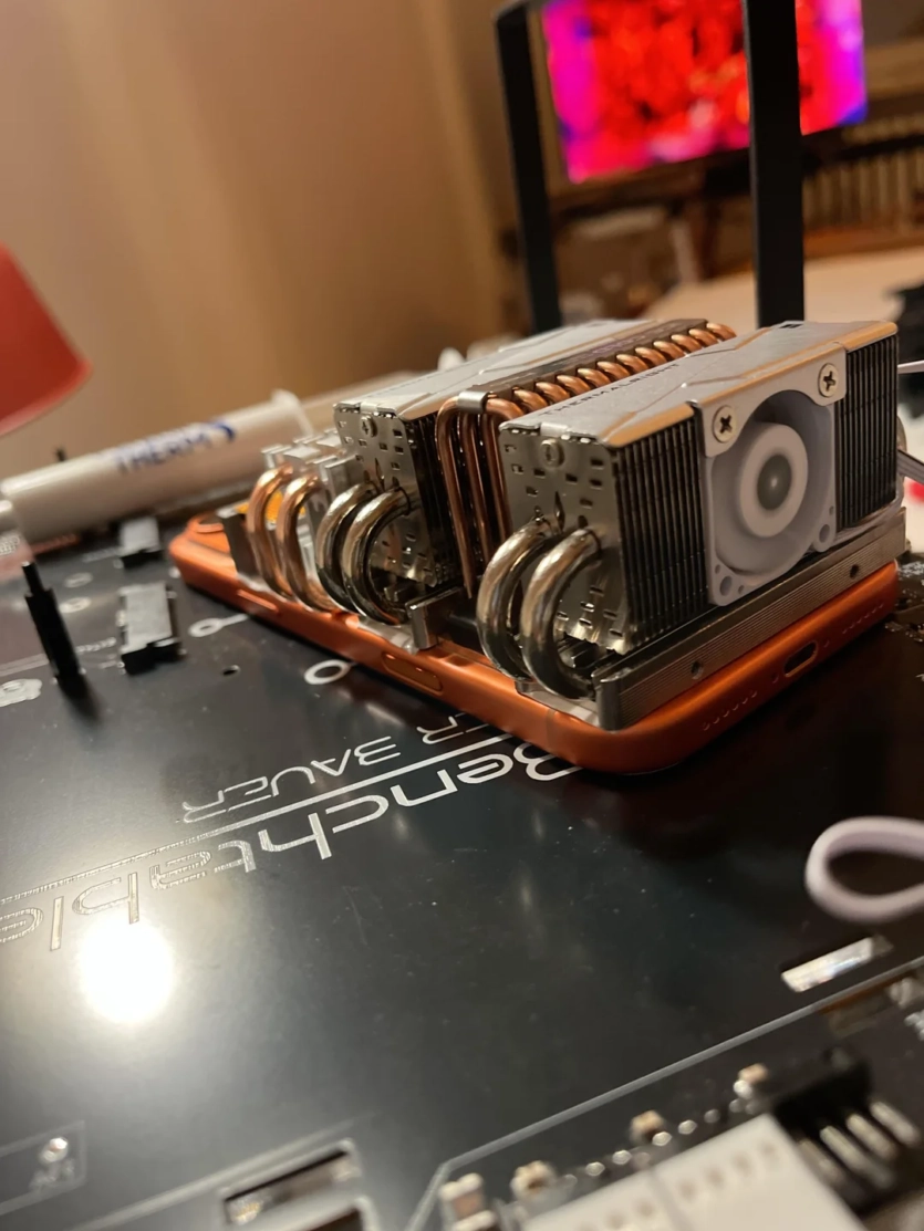 Модер обліпив iPhone 17 Pro Max радіаторами SSD: на 20% краща стабільність у 3D Mark та Apple ProRes