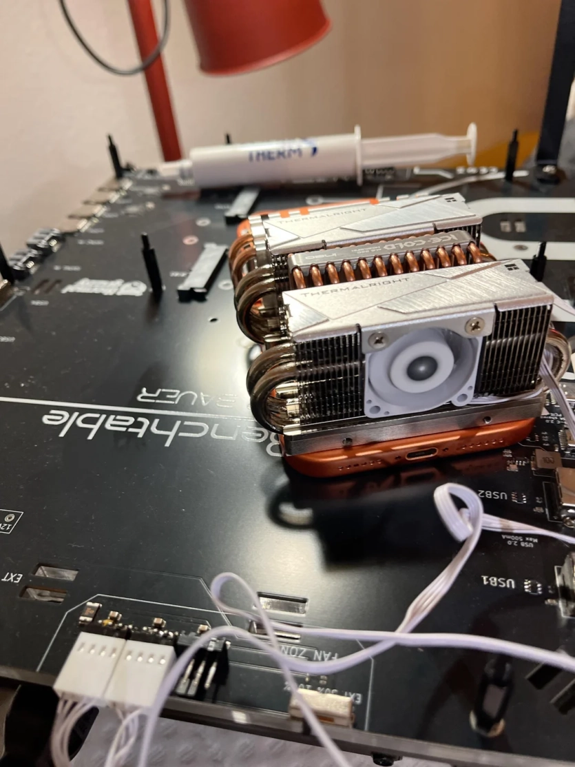 Модер обліпив iPhone 17 Pro Max радіаторами SSD: на 20% краща стабільність у 3D Mark та Apple ProRes