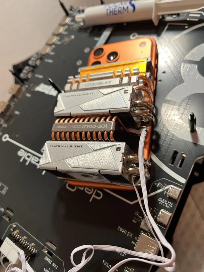 Модер обліпив iPhone 17 Pro Max радіаторами SSD: на 20% краща стабільність у 3D Mark та Apple ProRes