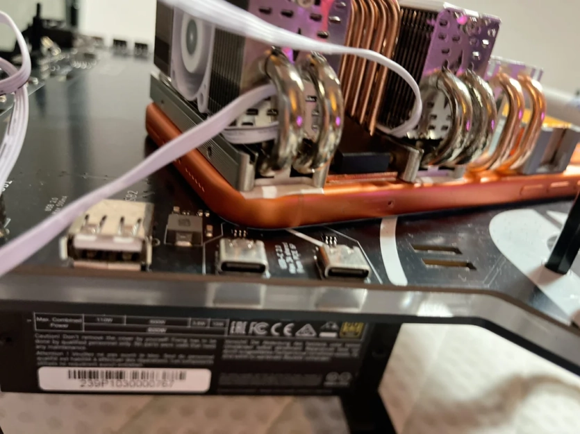 Модер обліпив iPhone 17 Pro Max радіаторами SSD: на 20% краща стабільність у 3D Mark та Apple ProRes
