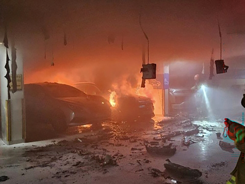 Електричний Mercedes загорівся під час заряджання: гасили 19 машин та 57 пожежників, евакуювали багатоповерхівку