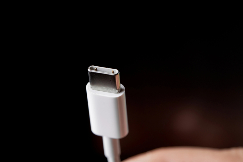 ЄС зобов'язав виробників додавати знімні кабелі USB-C до зарядних пристроїв