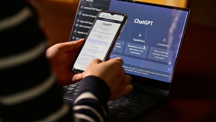 Понад мільйон людей щотижня говорять з ChatGPT про самогубство, — OpenAI