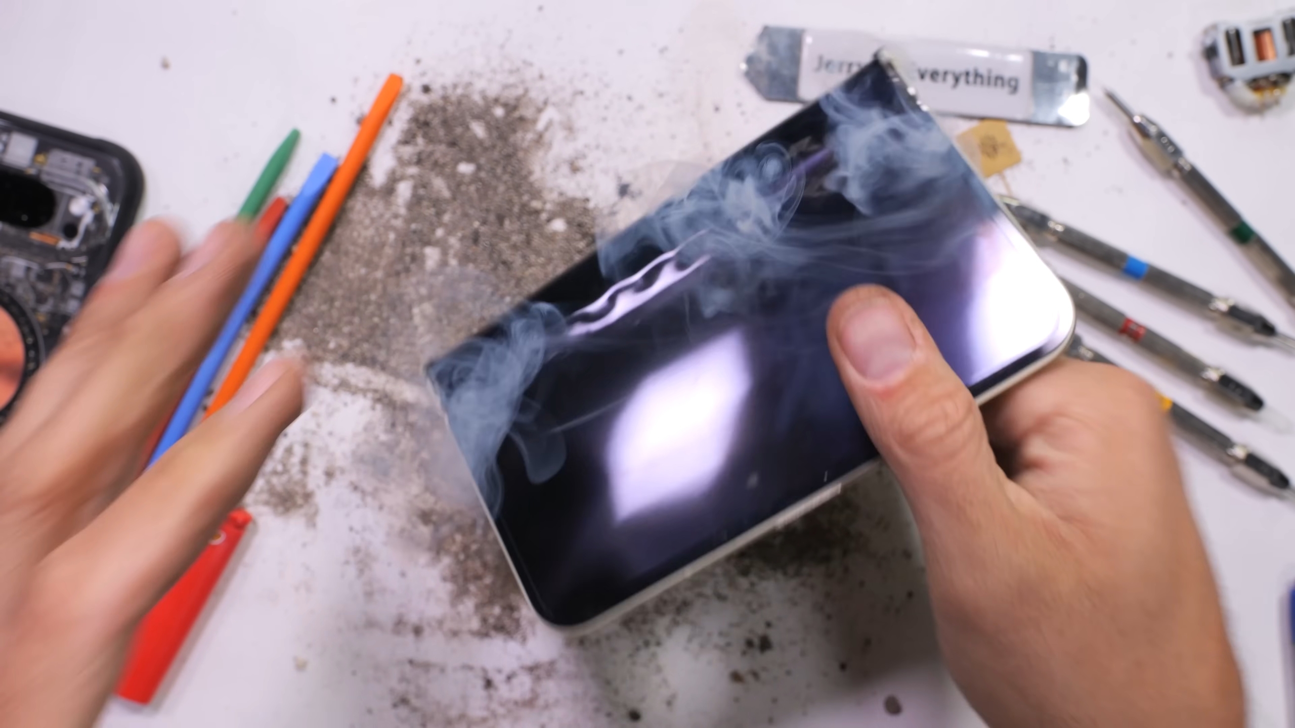 Google Pixel 10 Pro Fold згорів під час згинання — перший за 10 років тестів JerryRigEverything