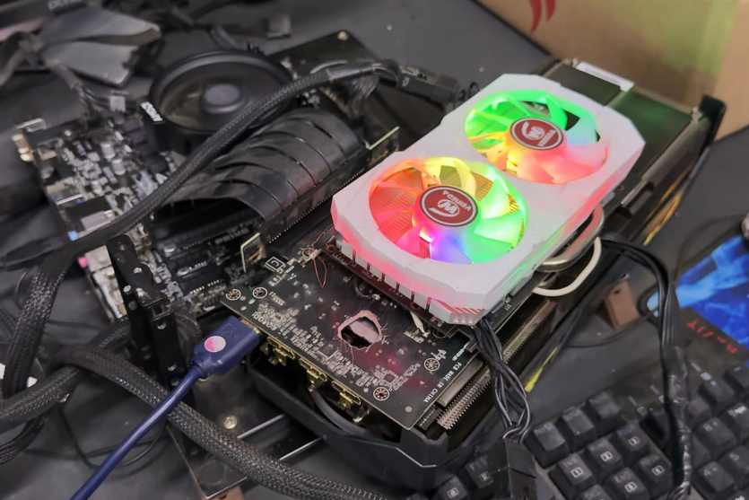 Блискавка пропалює діру у NVIDIA RTX 5070 Ti, відеокарту ремонтують завдяки Radeon RX 580