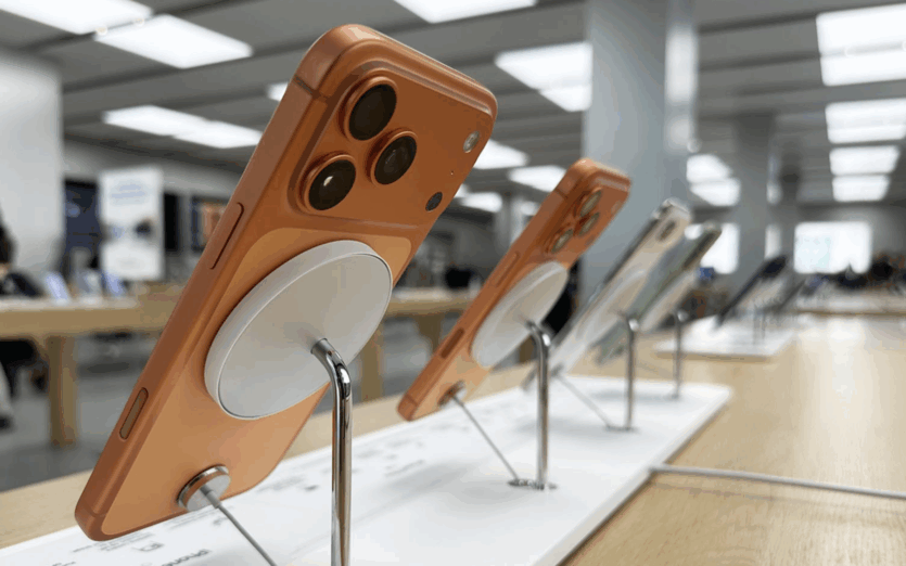 Подряпини iPhone 17 Pro ще у магазині: Apple одягає силіконові прокладки на демонстраційні стенди MagSafe