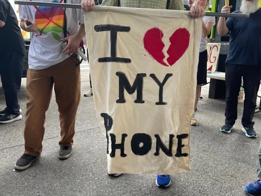 Алло, минуле? Зумери чіпляють iPhone на стіни, щоб відчути досвід "стаціонарних дзвінків"