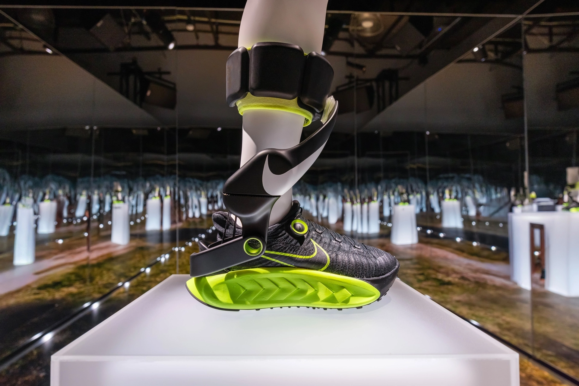 Кросівки майбутнього: Nike показала перше взуття з електроприводом