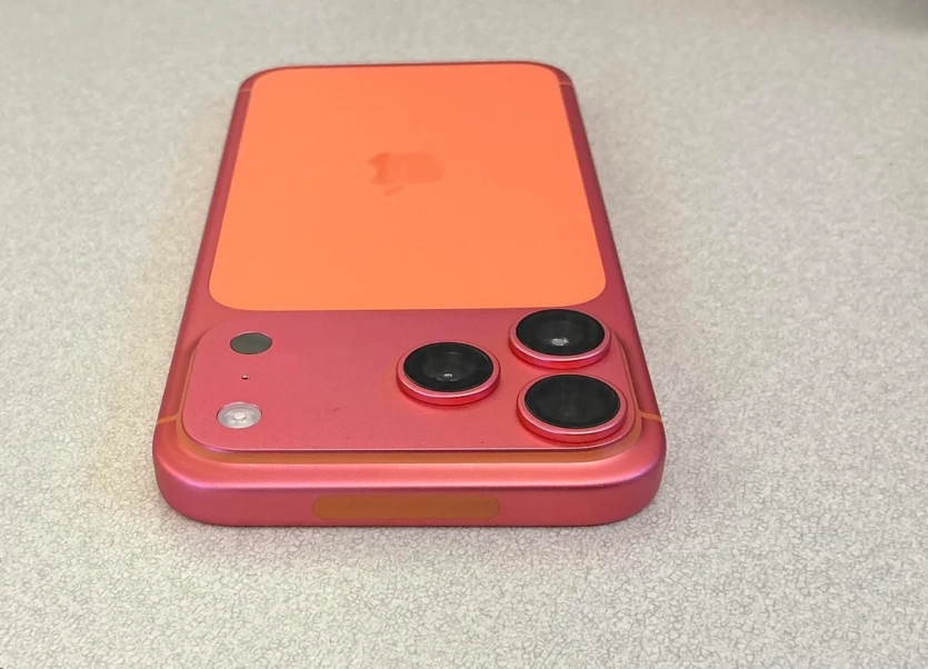 Оранжевий Apple iPhone 17 Pro Max почервонів від сорому за зовнішнє покриття