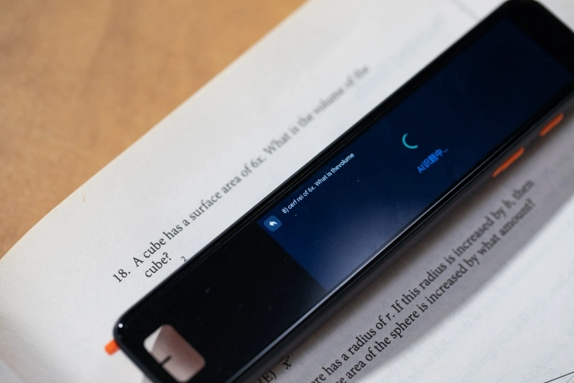 В TikTok просувають "ШІ-ручку для списування" на екзаменах: журналісти перевірили, чи дійсно вона працює