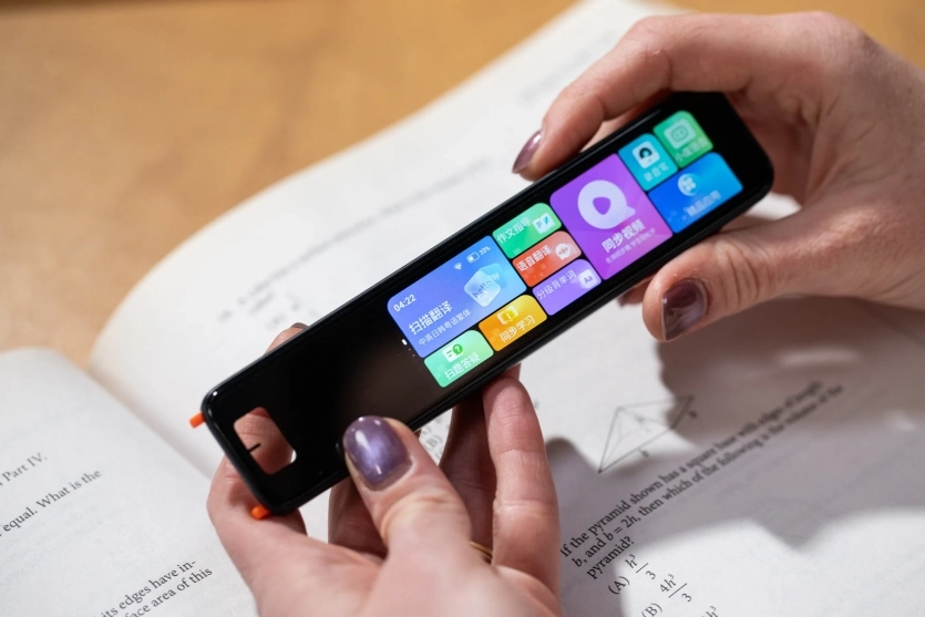 В TikTok просувають "ШІ-ручку для списування" на екзаменах: журналісти перевірили, чи дійсно вона працює