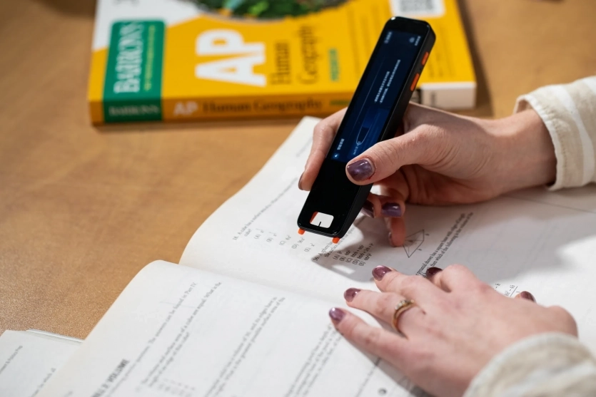 В TikTok просувають "ШІ-ручку для списування" на екзаменах: журналісти перевірили, чи дійсно вона працює