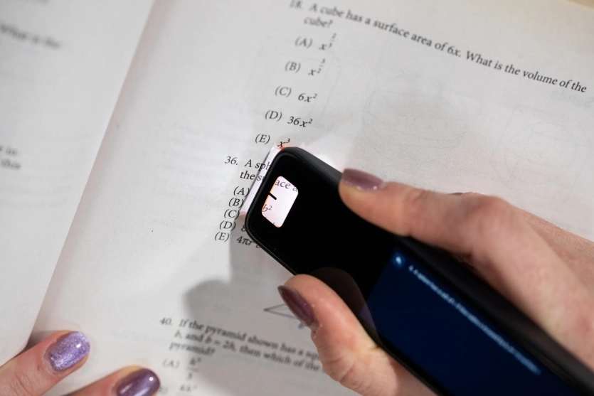 В TikTok просувають "ШІ-ручку для списування" на екзаменах: журналісти перевірили, чи дійсно вона працює