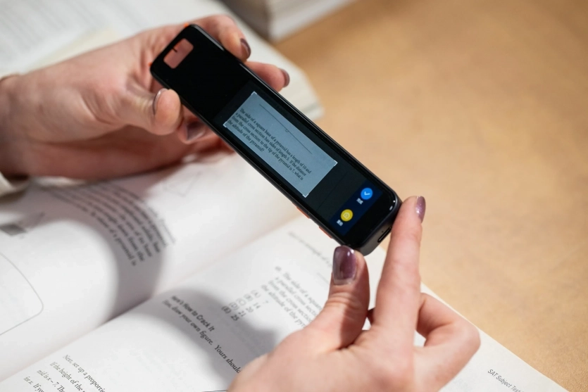 В TikTok просувають "ШІ-ручку для списування" на екзаменах: журналісти перевірили, чи дійсно вона працює