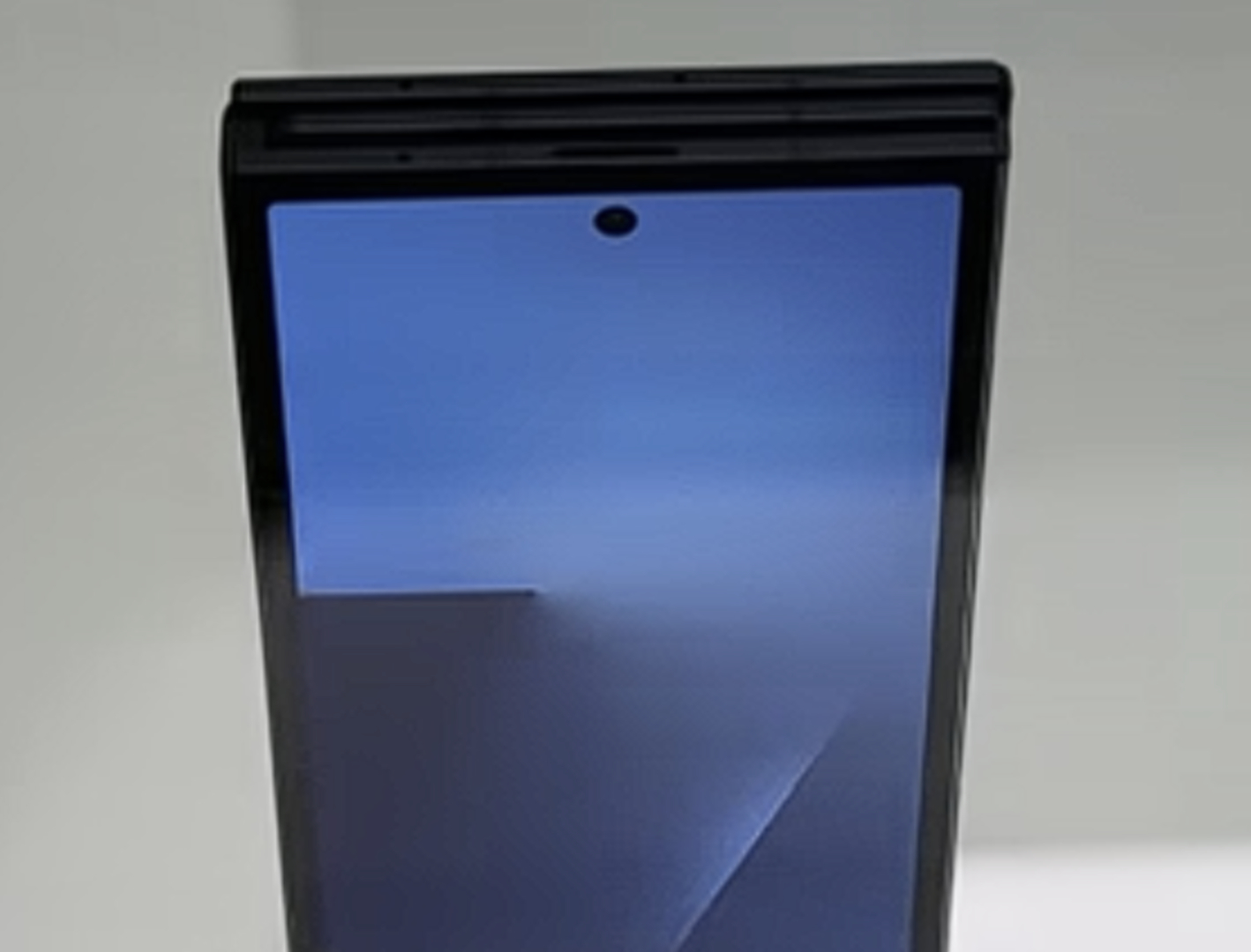 Реліз Samsung Galaxy TriFold вже скоро: величезна товщина та ціна