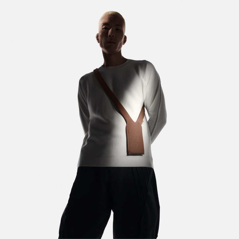 Apple випустила наплічну “шкарпетку” для iPhone за $230