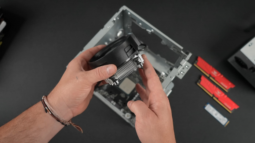 Ютубер зібрав власну Steam Machine: Cyberpunk 2077 60+ FPS без FSR в 1440p