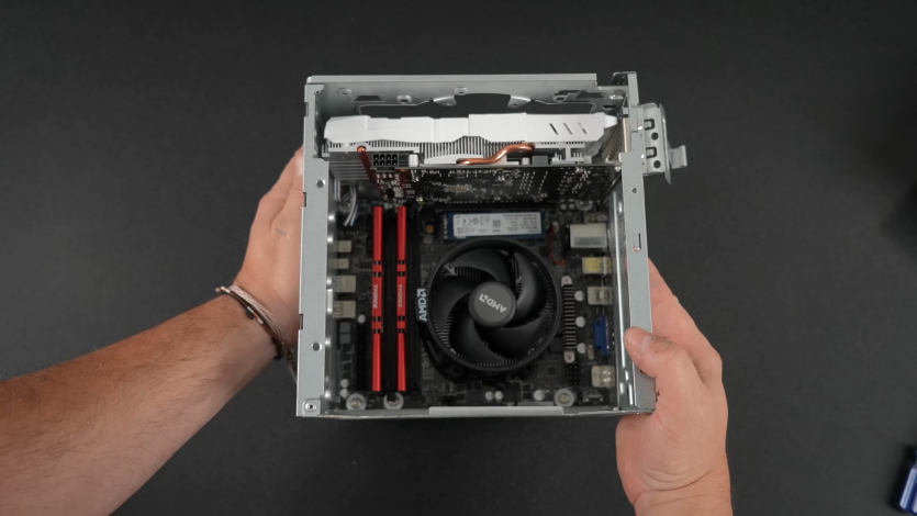 Ютубер зібрав власну Steam Machine: Cyberpunk 2077 60+ FPS без FSR в 1440p