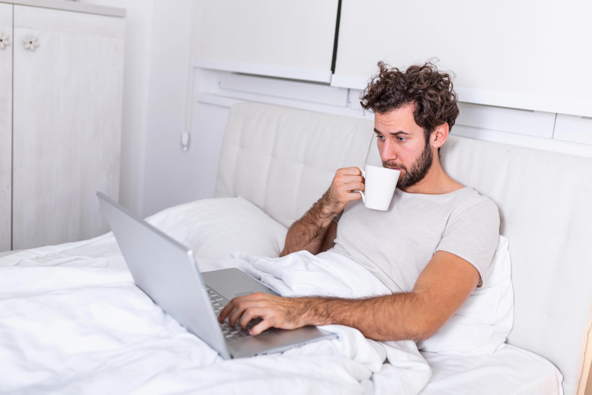 Зумери не хочуть повертатись в офіси, щоб спокійно дивитись серіали — 84% переглядають їх на фоні під час роботи