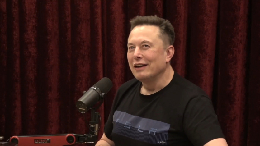 "Божевільні технології": Маск натякнув, що Roadster зможе літати — обіцяє показати до кінця року