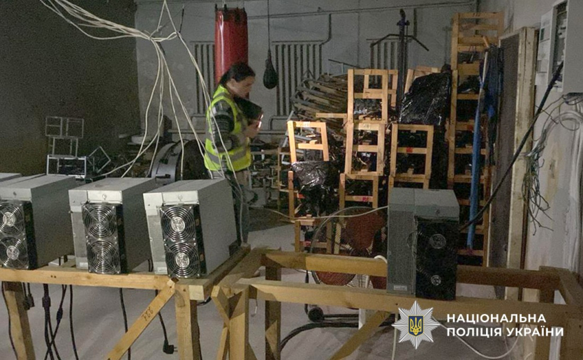 Киянин нелегально майнив біткоїни під Житомиром: збитки енергетиків сягнули майже 2,3 млн гривень