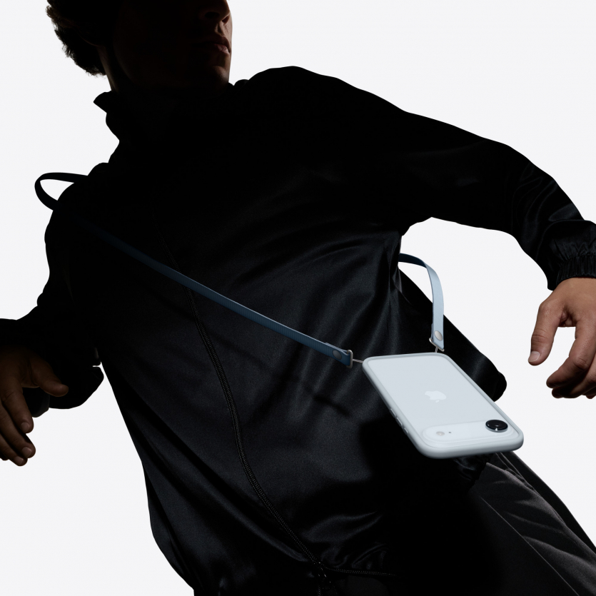 Apple випустила наплічну “шкарпетку” для iPhone за $230