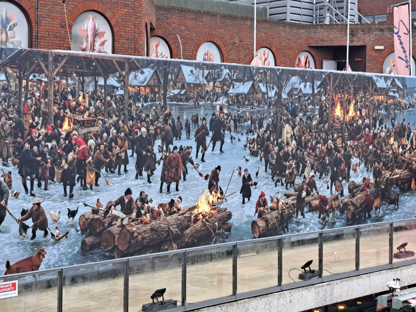 “Насправді присвячені Ктулху”: створені ШІ різдвяні мурали у передмісті Лондону жахають деталями