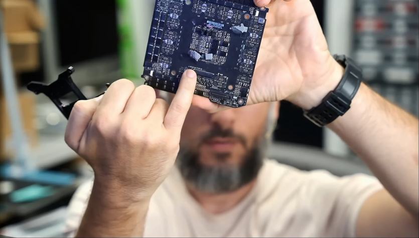 NVIDIA замінить RTX 5090 FE скандальному ютуберу, котрий розібрав відеокарту і не зміг зібрати